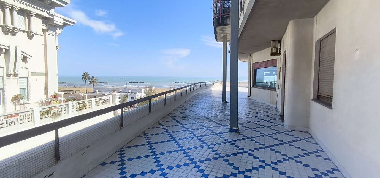 PESCARA VENDITA INTERO STABILE FRONTE MARE