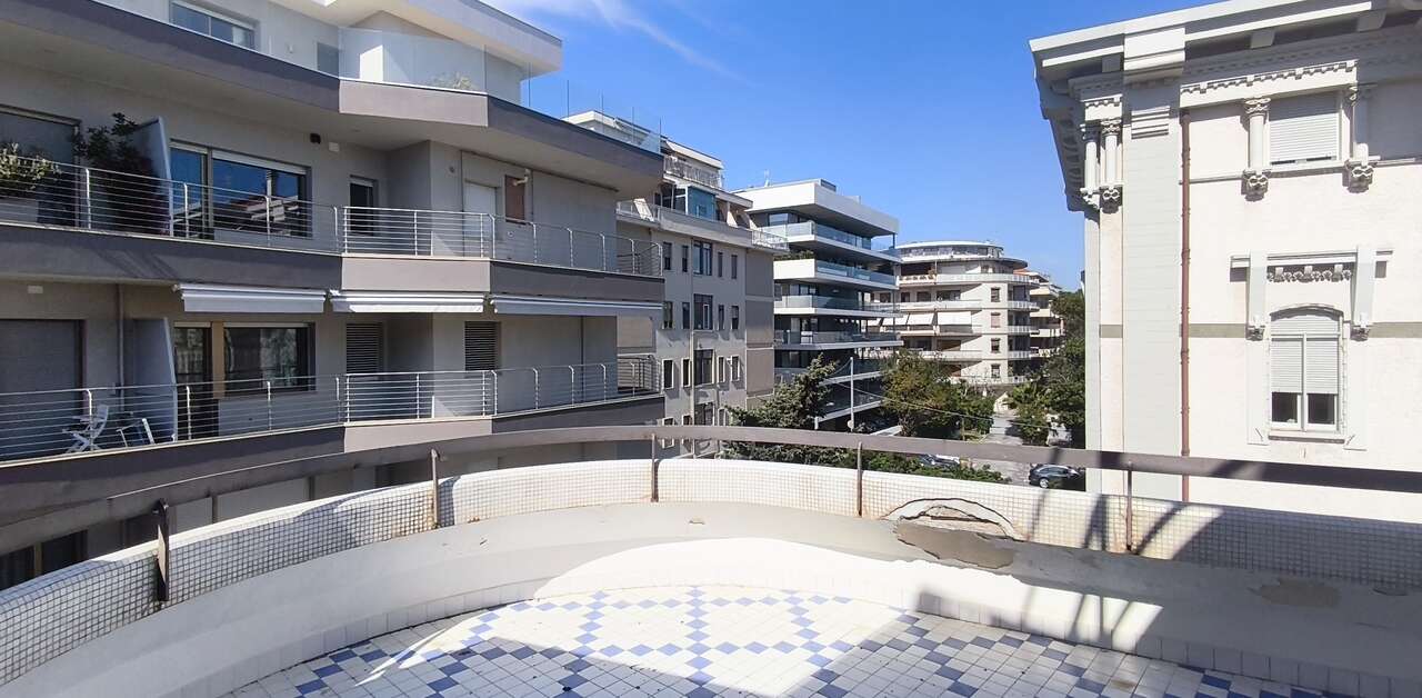 PESCARA VENDITA INTERO STABILE FRONTE MARE