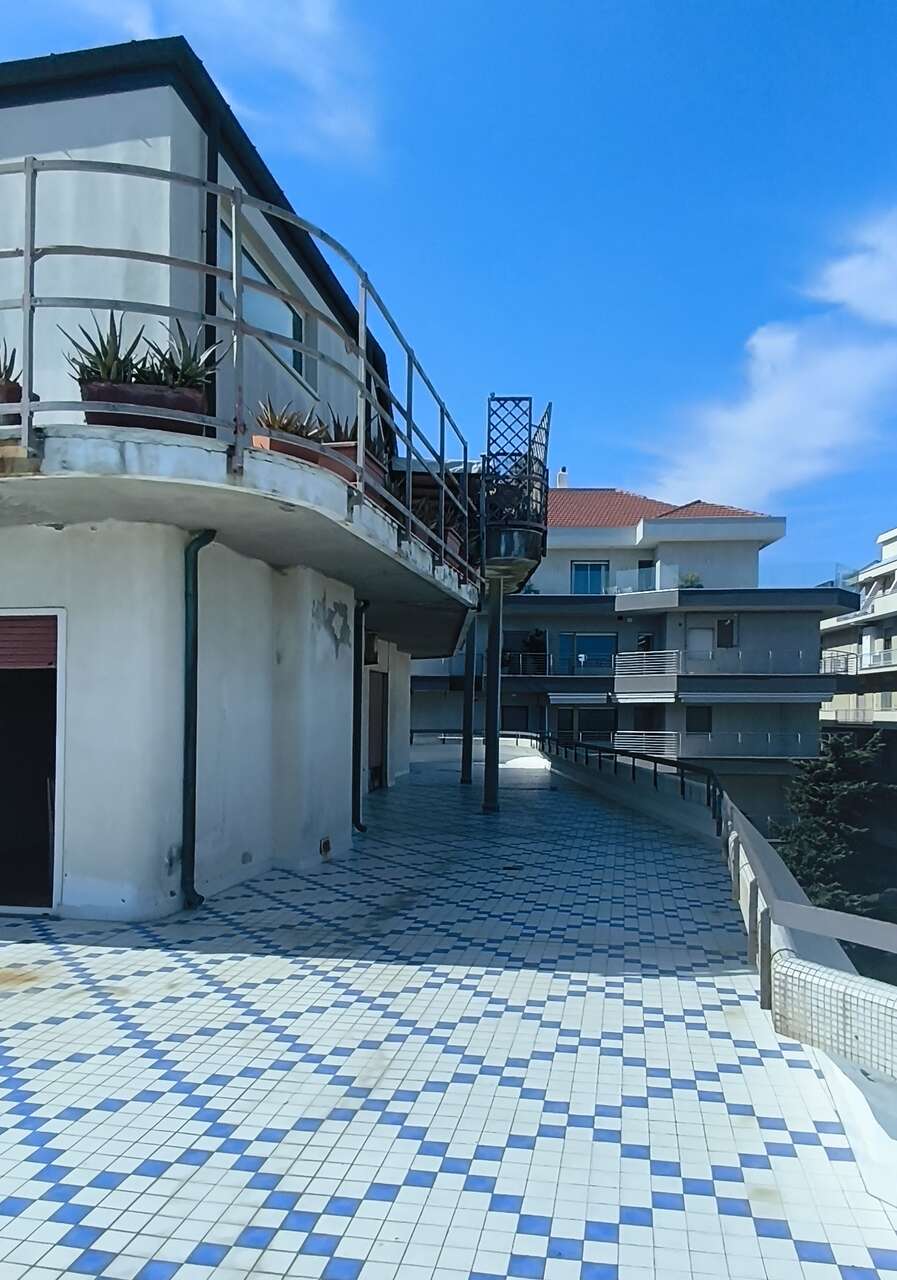 PESCARA VENDITA INTERO STABILE FRONTE MARE