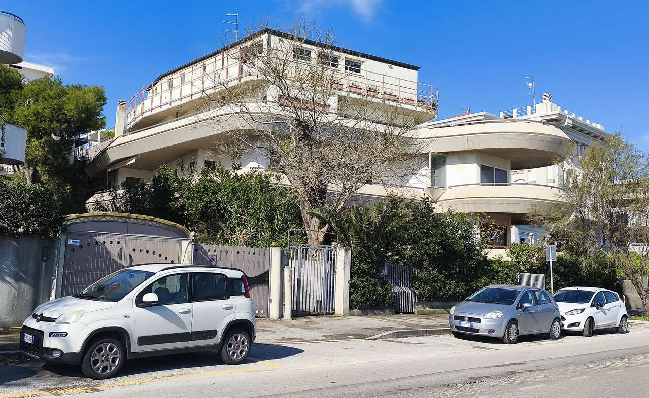 PESCARA,SALE OF ENTIRE SEAFRONT BUILDING