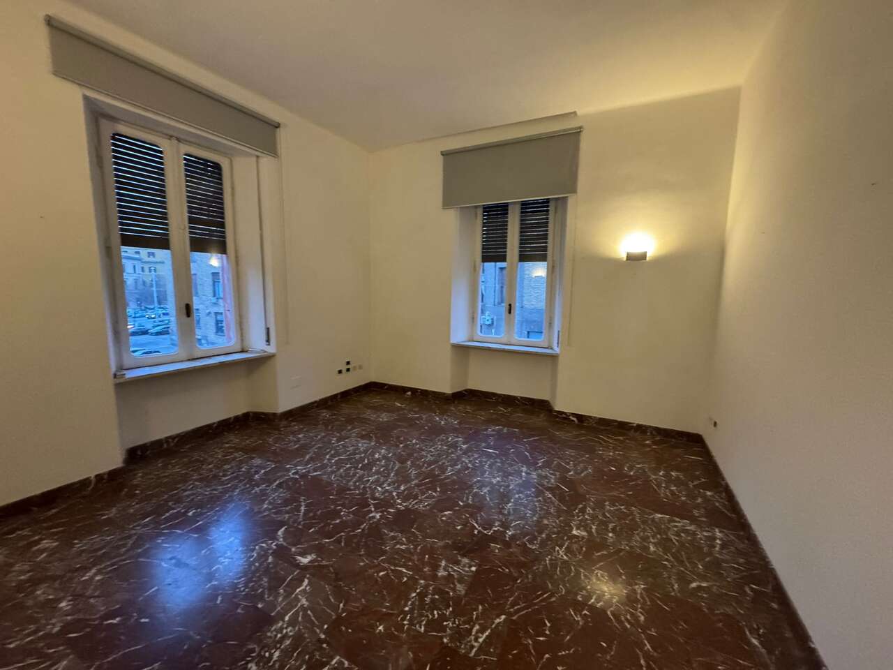 VIALE DELL'UNIVERSITA', AMPIO UFFICIO