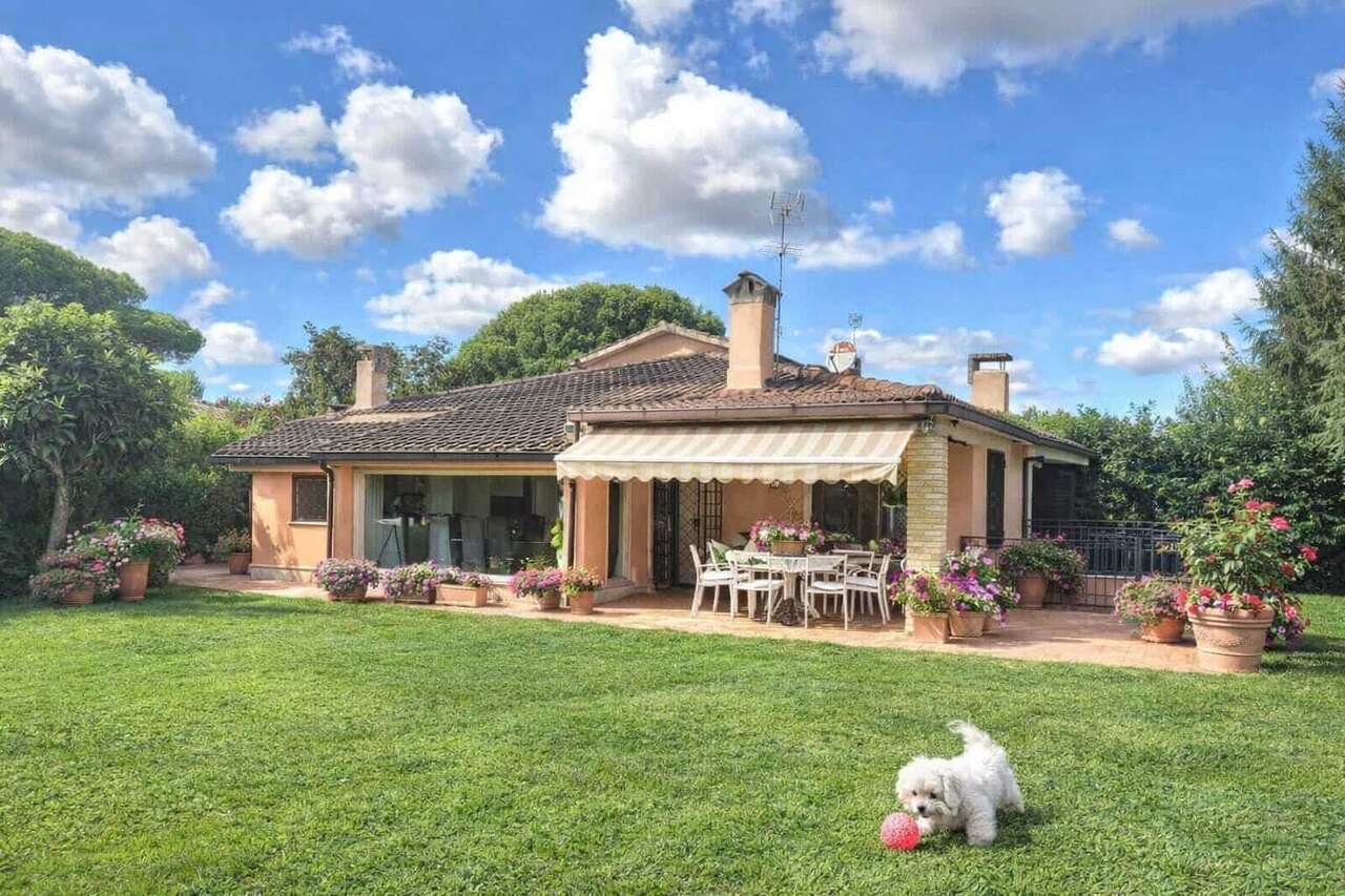 OLGIATA, VILLA BIFAMILIARE CON PISCINA