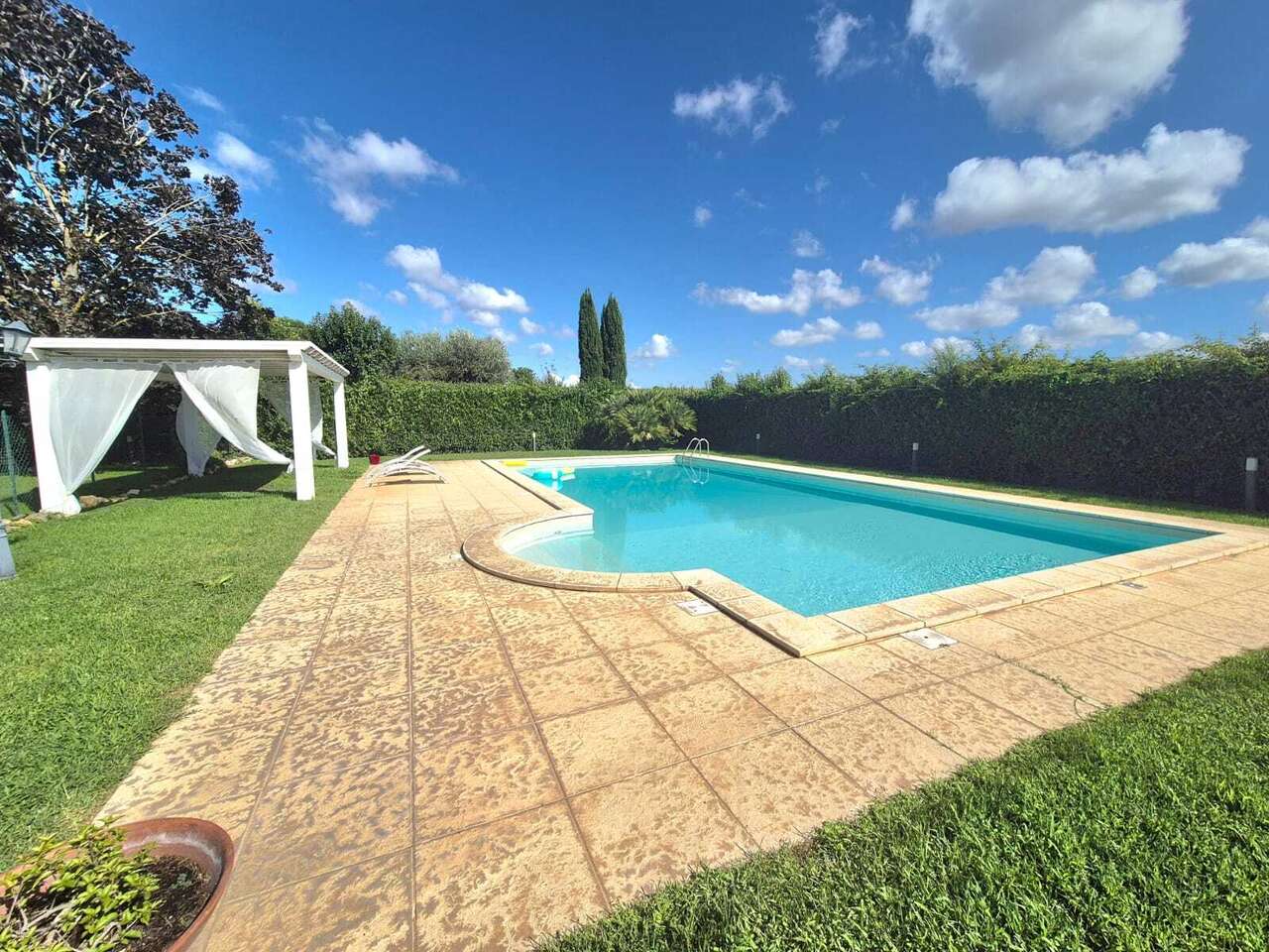 OLGIATA, VILLA BIFAMILIARE CON PISCINA