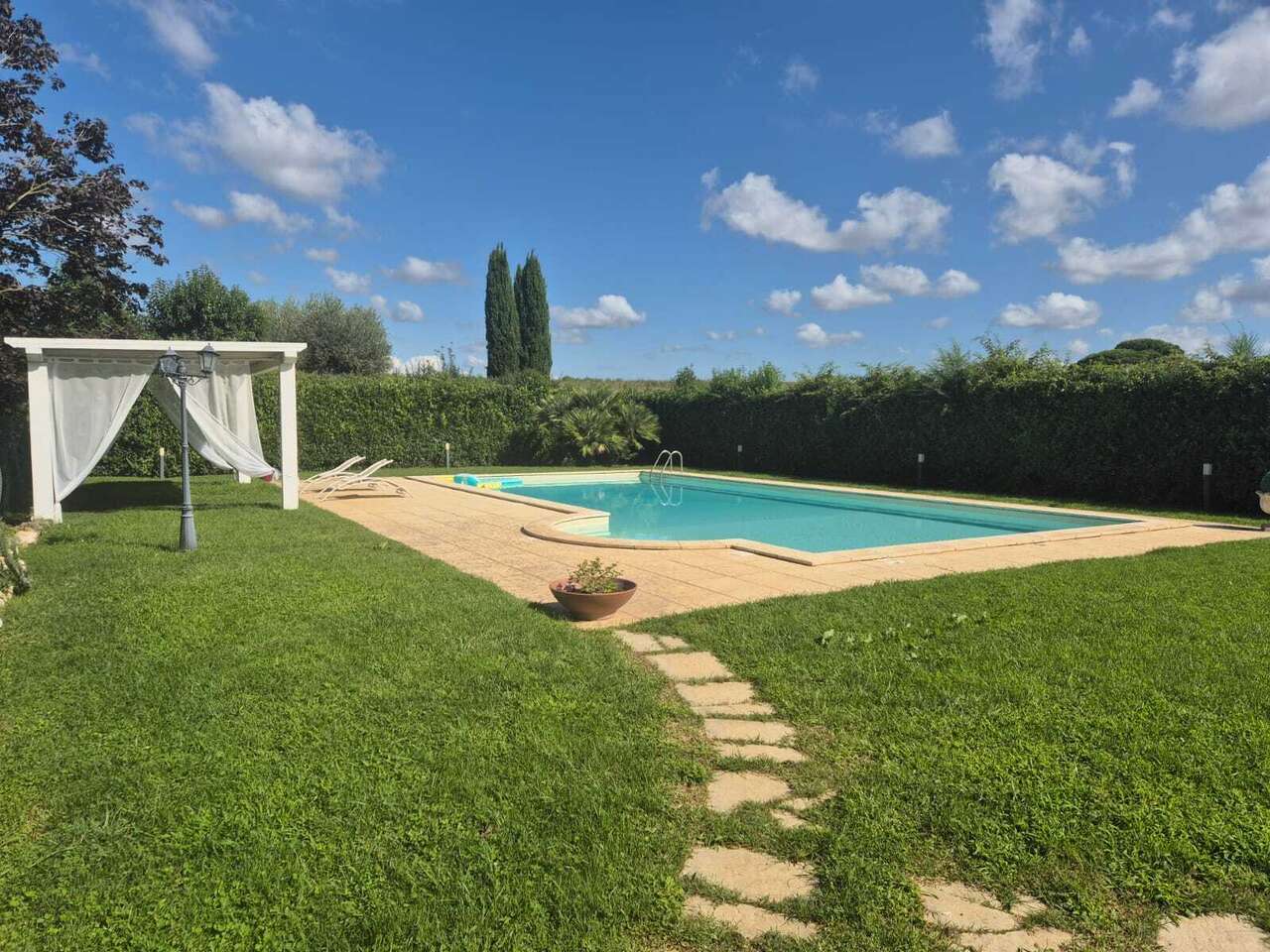 OLGIATA, VILLA BIFAMILIARE CON PISCINA