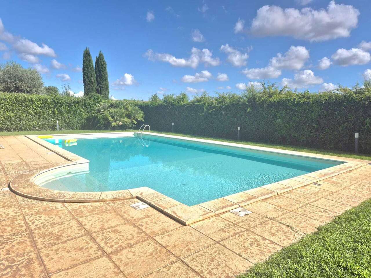 OLGIATA, VILLA BIFAMILIARE CON PISCINA