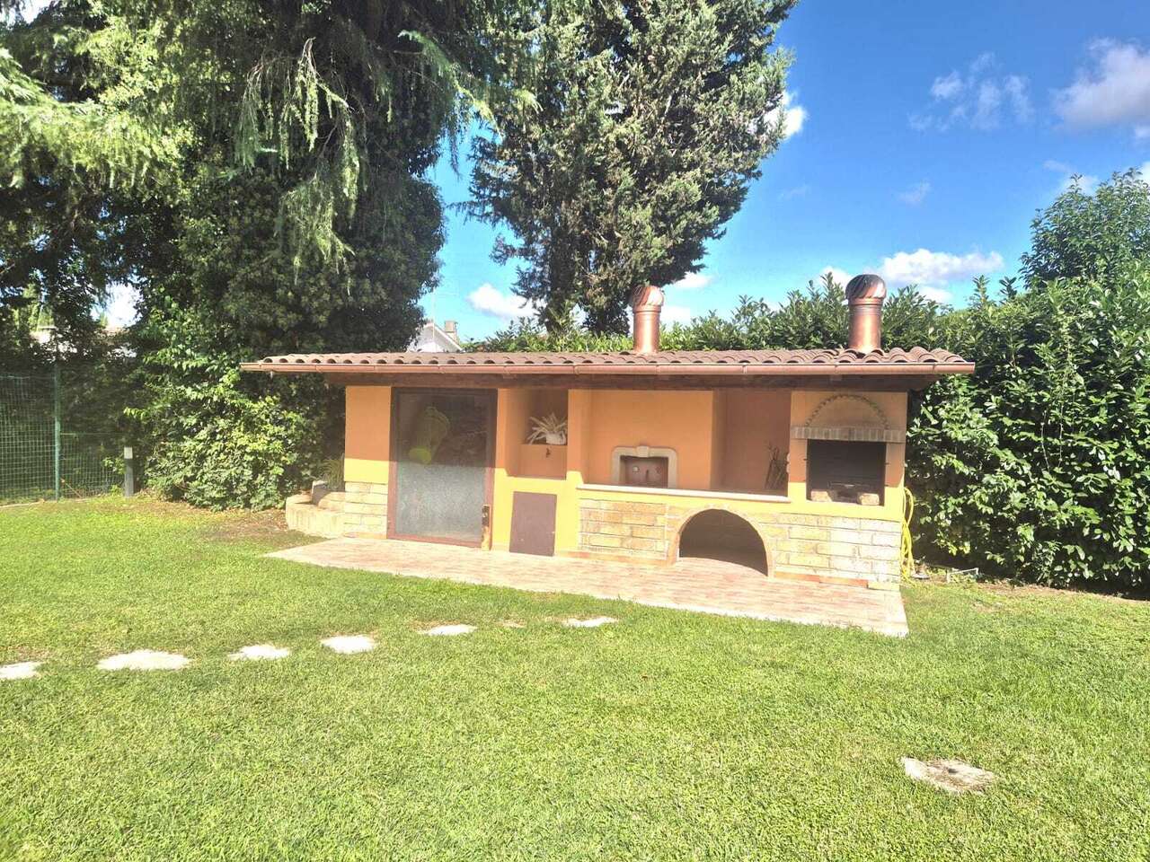 OLGIATA, VILLA BIFAMILIARE CON PISCINA