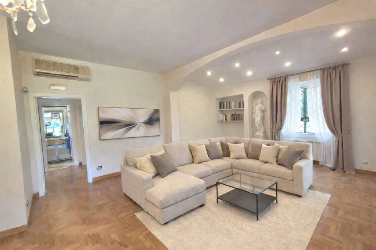 OLGIATA, VILLA BIFAMILIARE CON PISCINA