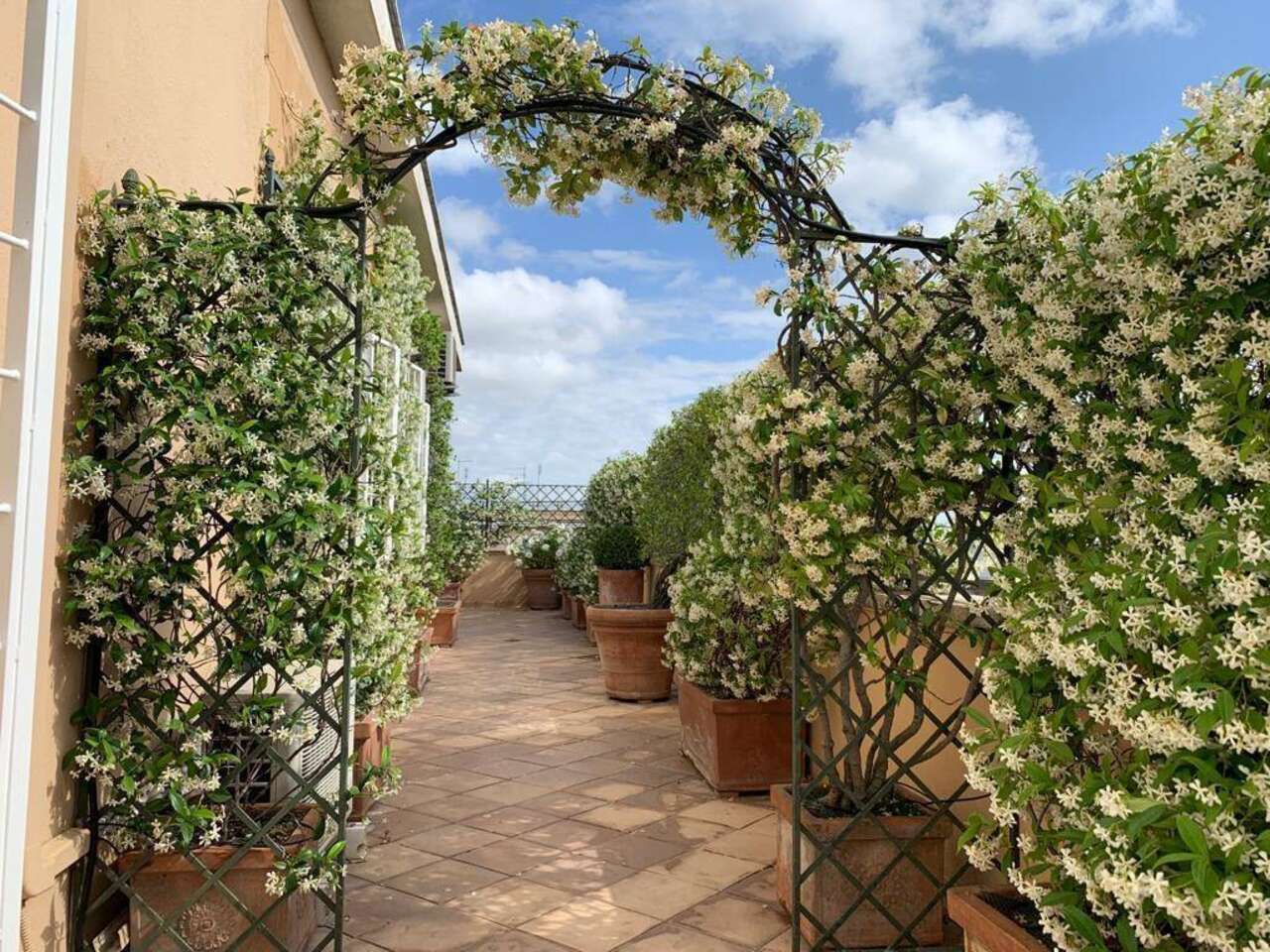 LUSSUOSO ATTICO CON TERRAZZA PANORAMICA