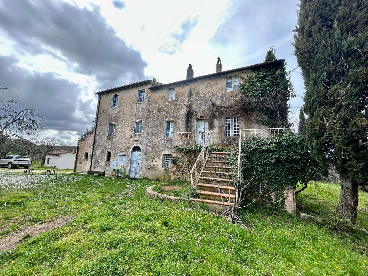 A JEWEL AMONG THE TUSCAN HILLS