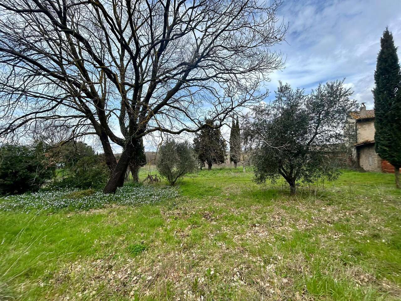 A JEWEL AMONG THE TUSCAN HILLS