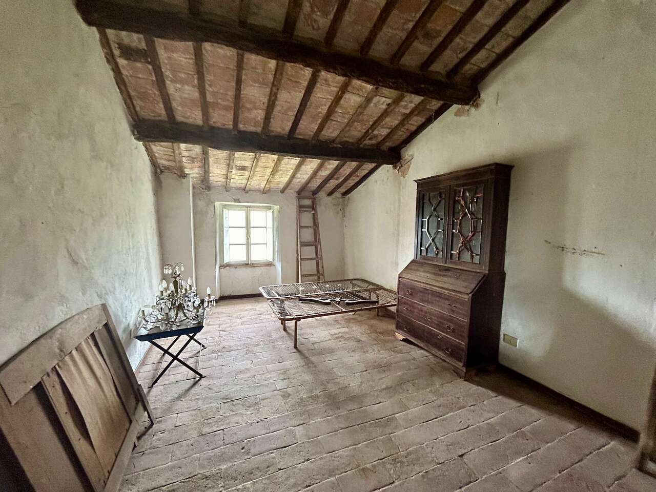 A JEWEL AMONG THE TUSCAN HILLS