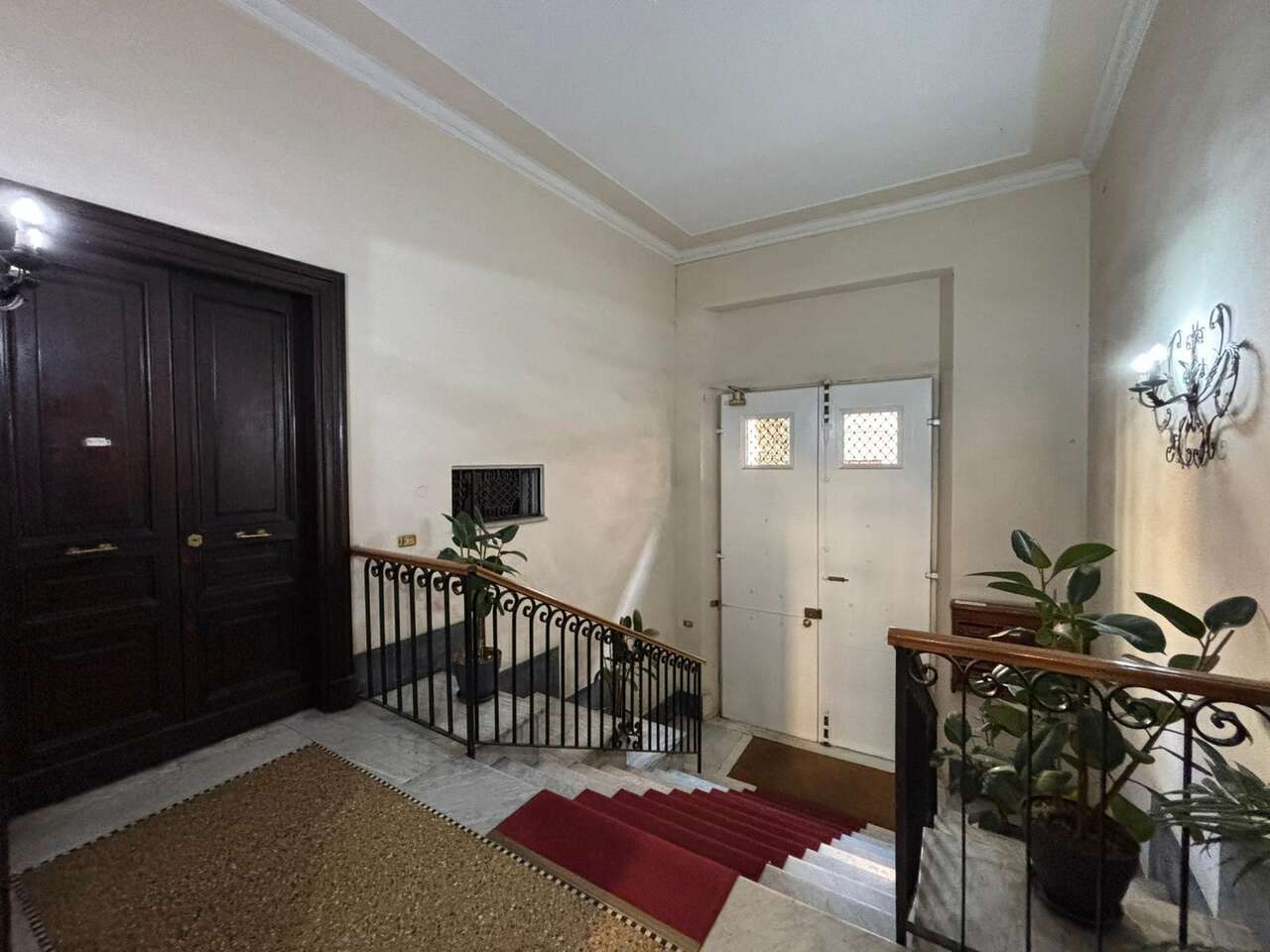 ELEGANT OFFICE IN HISTORIC BUILDING ELEGANT OFFICE IN HISTORIC BUILDING