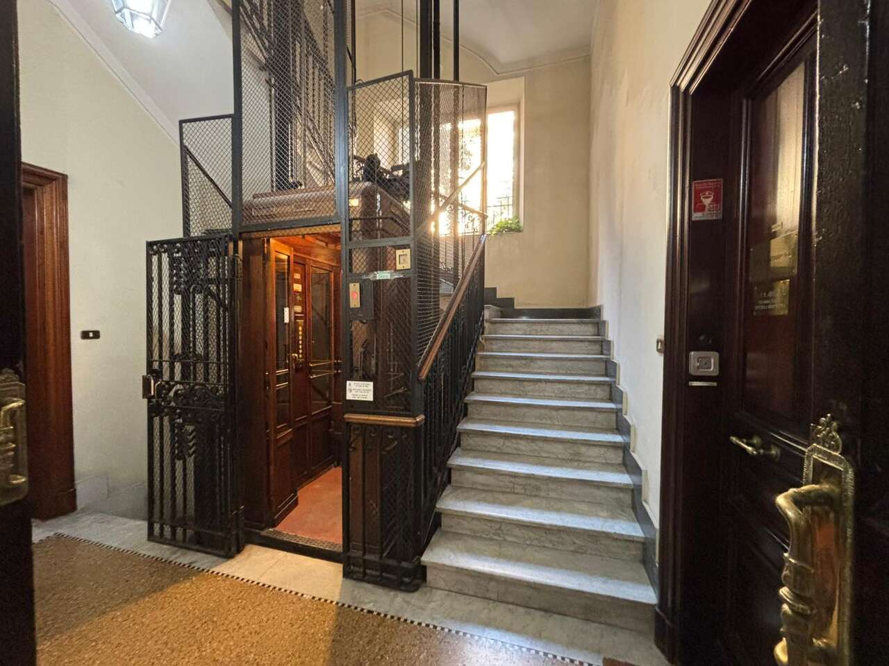 ELEGANT OFFICE IN HISTORIC BUILDING ELEGANT OFFICE IN HISTORIC BUILDING