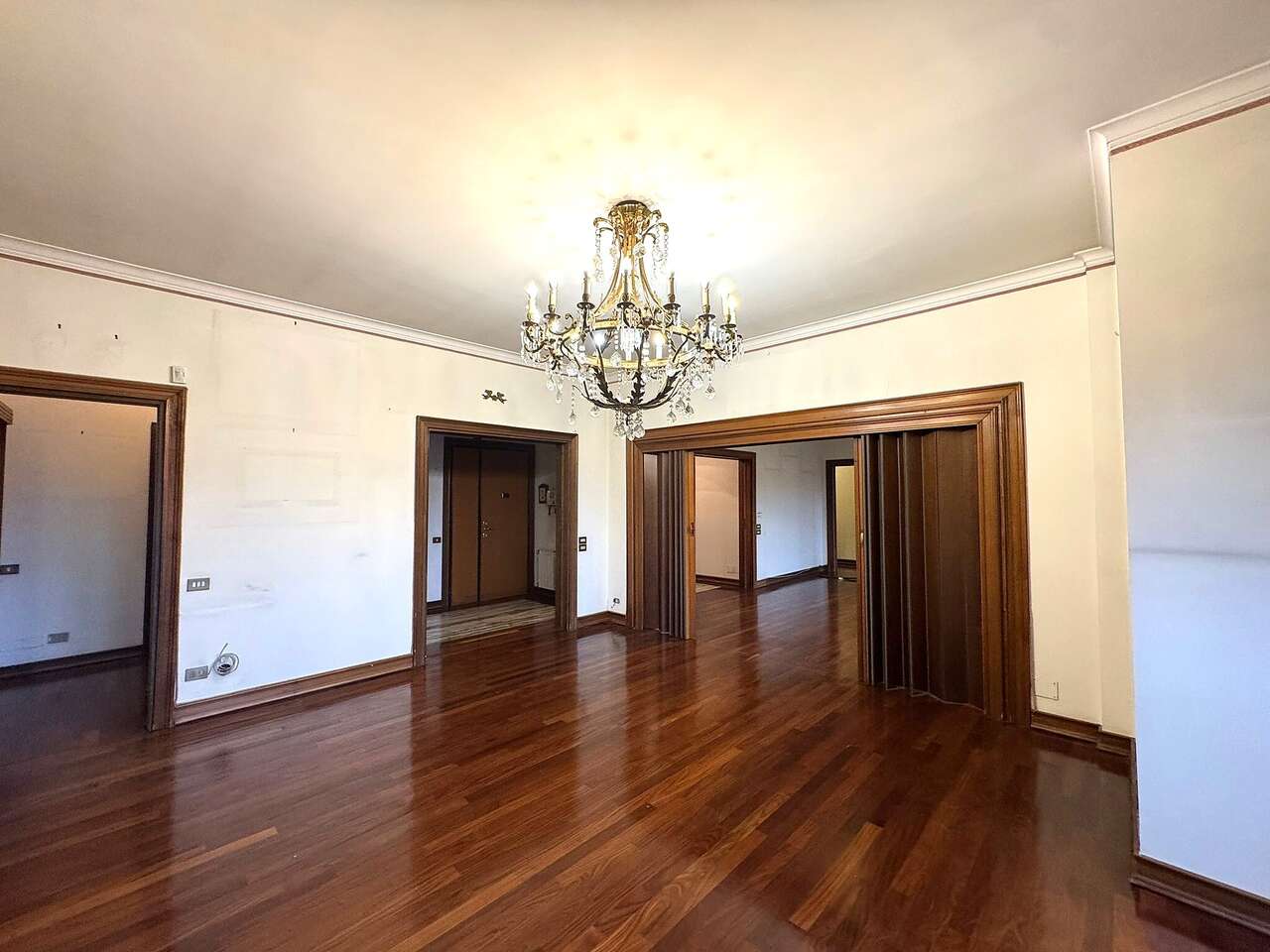 VIALE VATICANO, APPARTAMENTO DI GRANDE POTENZIALE VIALE VATICANO, APPARTAMENTO DI GRANDE POTENZIALE