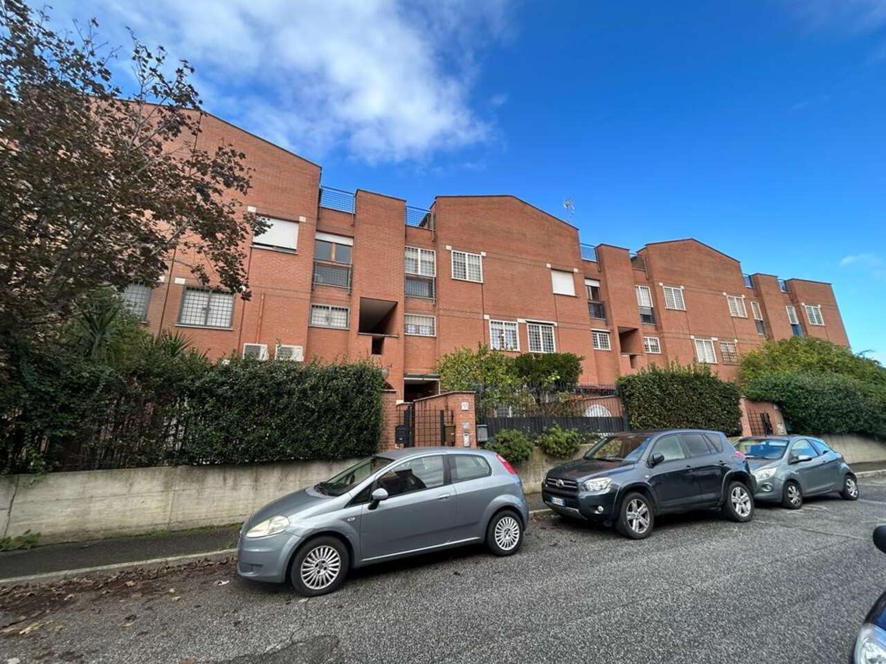 LA STORTA, FOUR-ROOM APARTMENT ON THREE LEVELS LA STORTA, FOUR-ROOM APARTMENT ON THREE LEVELS