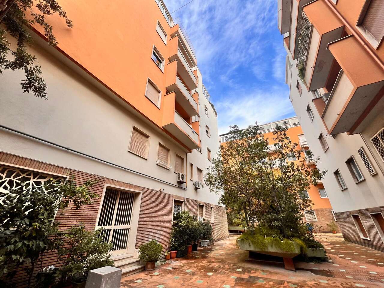 TORLONIA, BRIGHT AND SPACIOUS APARTMENT