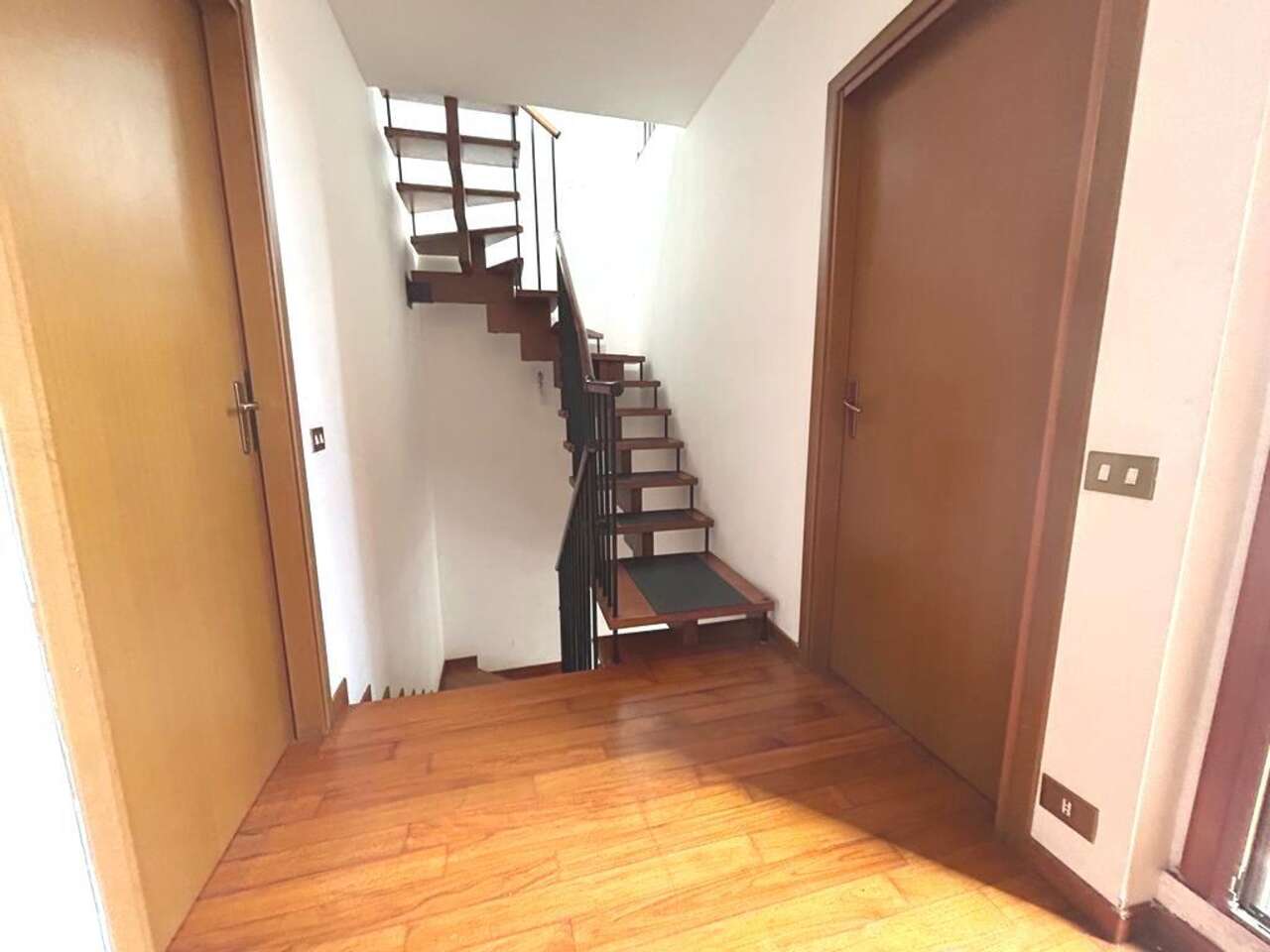 LA STORTA, FOUR-ROOM APARTMENT ON THREE LEVELS LA STORTA, FOUR-ROOM APARTMENT ON THREE LEVELS