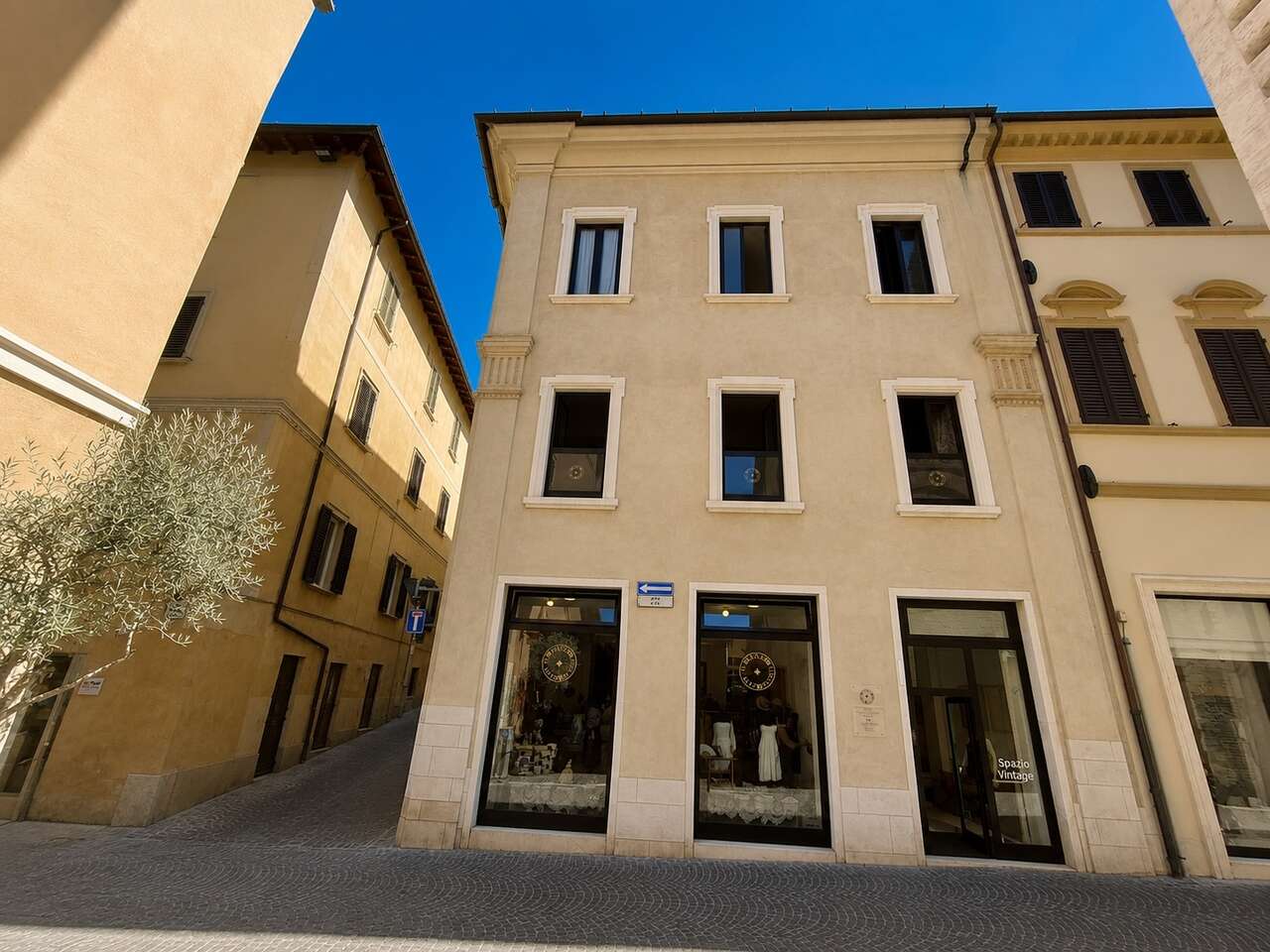 PRESTIGIOUS HISTORIC BUILDING PORTION PRESTIGIOUS HISTORIC BUILDING PORTION