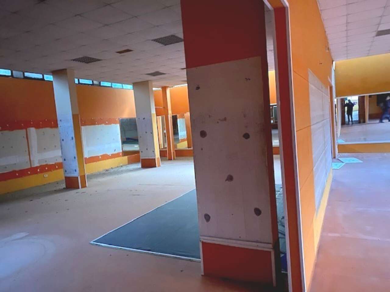 LOCALE COMMERCIALE DA RISTRUTTURARE LOCALE COMMERCIALE DA RISTRUTTURARE