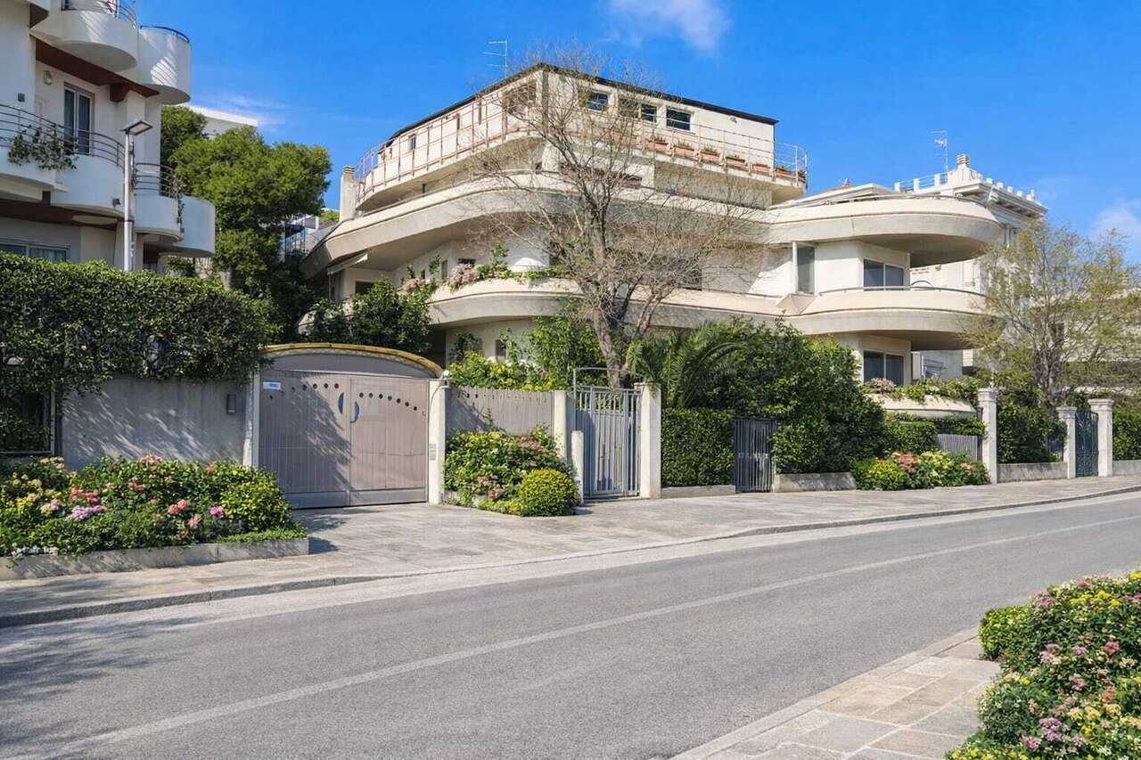 PESCARA VENDITA INTERO STABILE FRONTE MARE PESCARA VENDITA INTERO STABILE FRONTE MARE