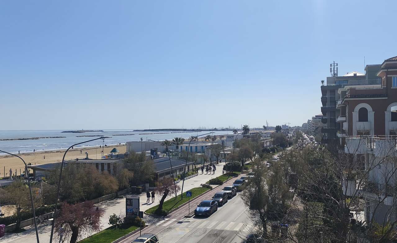 PESCARA VENDITA INTERO STABILE FRONTE MARE PESCARA VENDITA INTERO STABILE FRONTE MARE