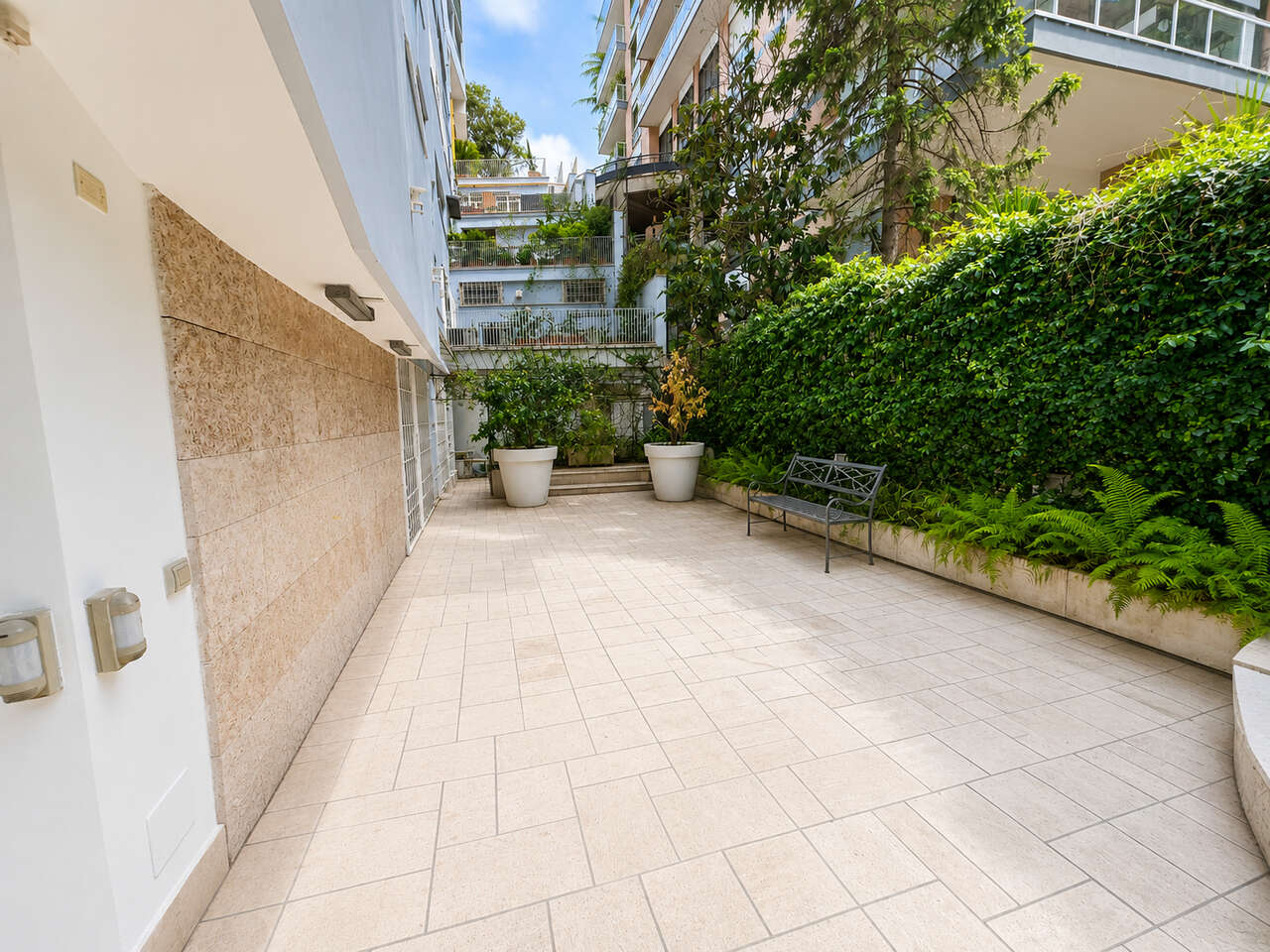 PARIOLI, AMPIO APPARTAMENTO CON GIARDINO