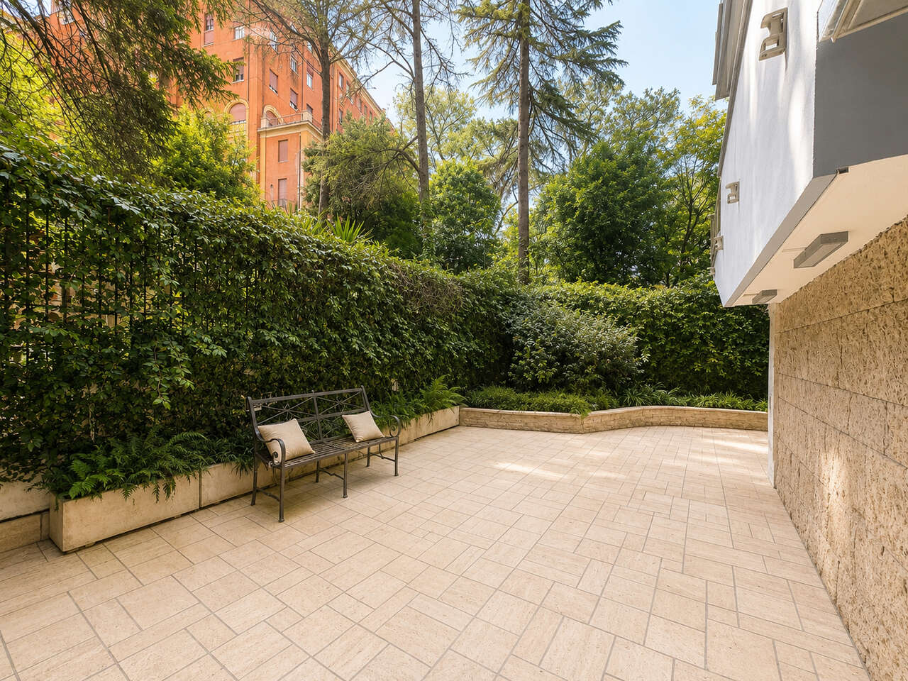 PARIOLI, ELEGANTE APPARTAMENTO CON GIARDINO