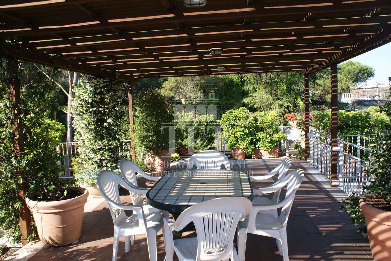 PRESTIGIOSO ATTICO SU DUE LIVELLI PRESTIGIOSO ATTICO SU DUE LIVELLI