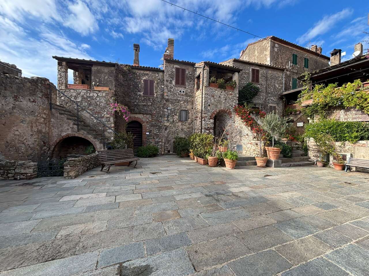 APPARTAMENTO NEL CENTRO STORICO DI CAPALBIO APPARTAMENTO NEL CENTRO STORICO DI CAPALBIO