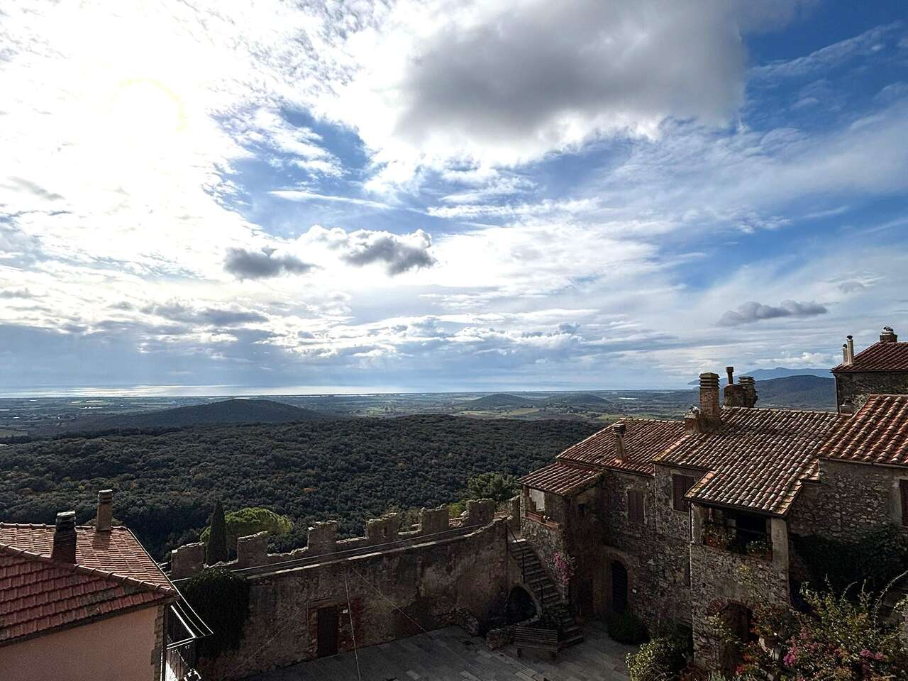 APPARTAMENTO NEL CENTRO STORICO DI CAPALBIO APPARTAMENTO NEL CENTRO STORICO DI CAPALBIO