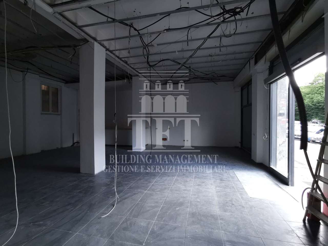 TWO-LEVEL ROOM WITH 3 SHOWCASES