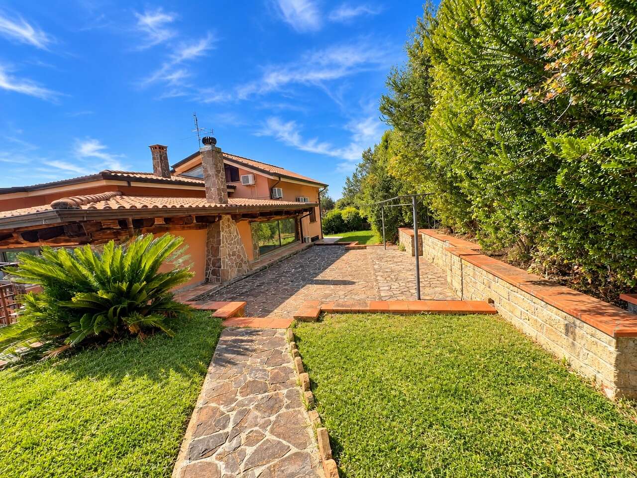 MONTE SORATTE, PRESTIGIOSA VILLA DIVISIBILE