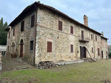 UMBRIA, COMPLESSO IMMOBILIARE CON TERRENO