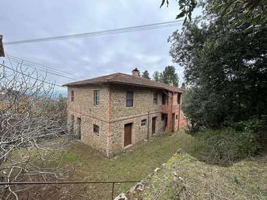 UMBRIA, COMPLESSO IMMOBILIARE CON TERRENO