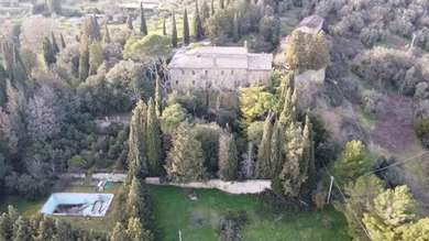 UMBRIA, COMPLESSO IMMOBILIARE CON TERRENO