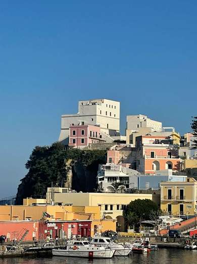 PONZA APPARTAMENTO IN VILLA D'EPOCA