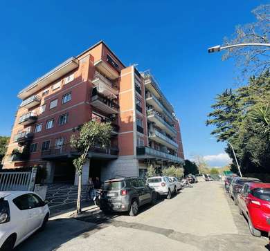 VIA TUSCIA BRIGHT THREE-ROOM APARTMENT