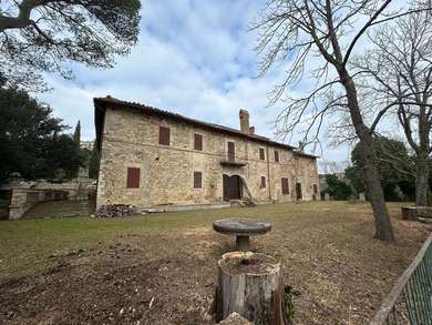 UMBRIA, REAL ESTATE COMPLEX WITH LAND