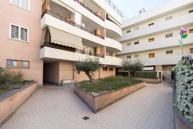 APARTMENT OVERLOOKING THE GREENERY