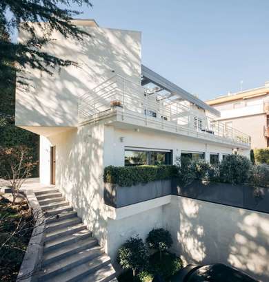 VILLA UNIFAMILIARE CON PARCO E PISCINA