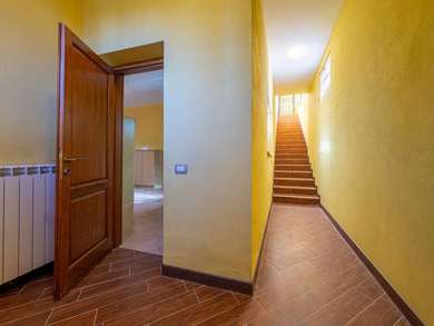 SUTRI, CASALE DIVISO IN DUE UNITA' CON PARCO