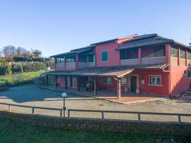 SUTRI, CASALE DIVISO IN DUE UNITA' CON PARCO