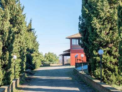 SUTRI, CASALE DIVISO IN DUE UNITA' CON PARCO
