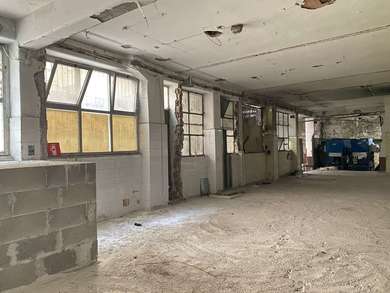 LARGE COMMERCIAL ROOM