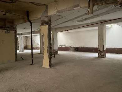 LARGE COMMERCIAL ROOM