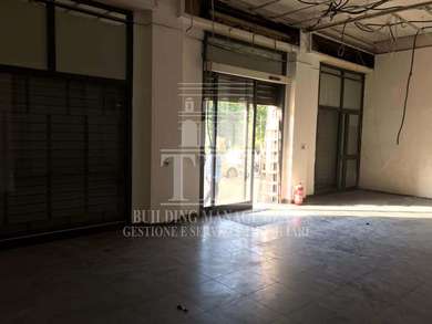 TWO-LEVEL ROOM WITH 3 SHOWCASES