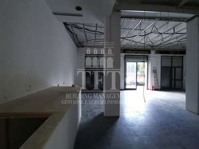 TWO-LEVEL ROOM WITH 3 SHOWCASES