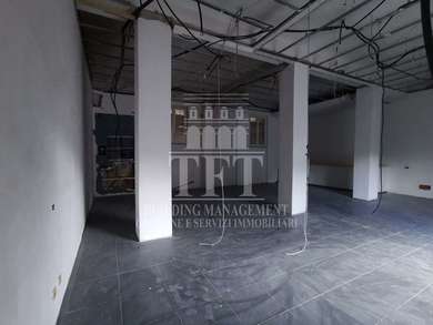 TWO-LEVEL ROOM WITH 3 SHOWCASES