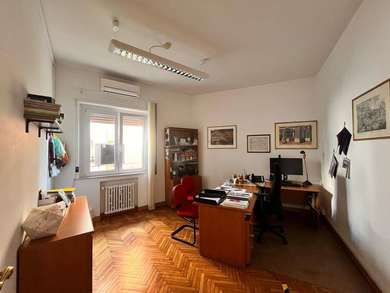 Torlonia, Bright and Spacious Office