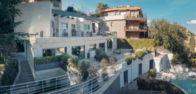 SINGLE FAMILY, VILLA WITH PARK AND SWIMMING POOL.